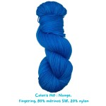 Nuage fingering: Coloris 140 plus, Léa joue à la marelle.