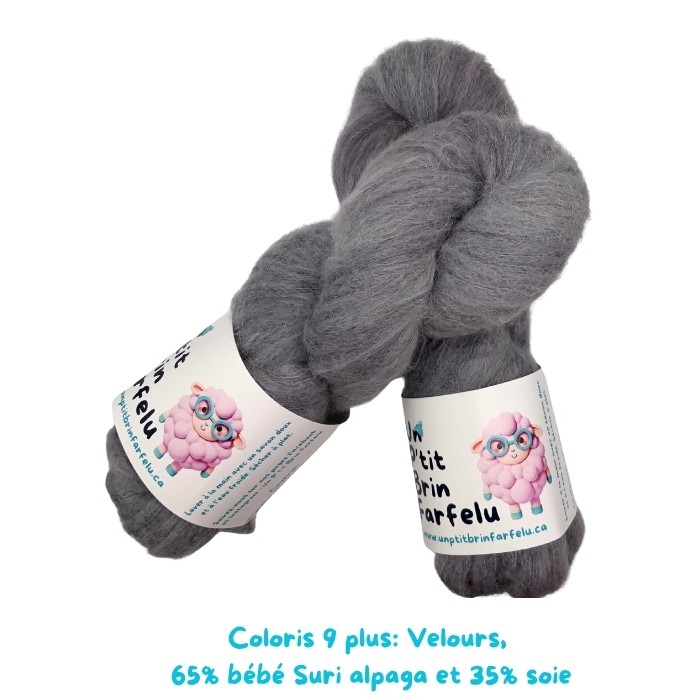 Fluff: Coloris 9, Emily-Jane transforme son salon en studio photo.