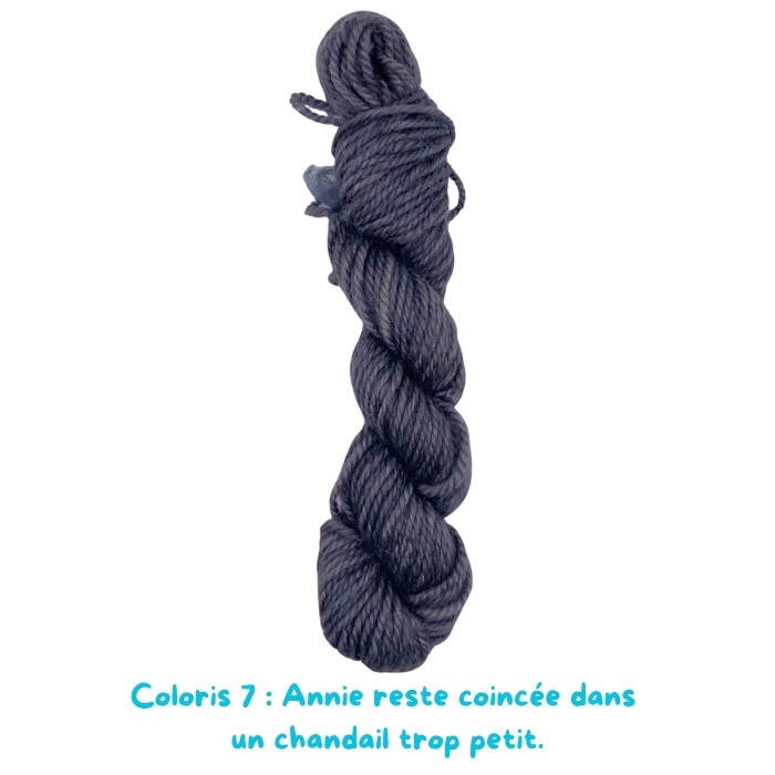 Coloris 7 : Annie reste coincée dans  un chandail trop petit.