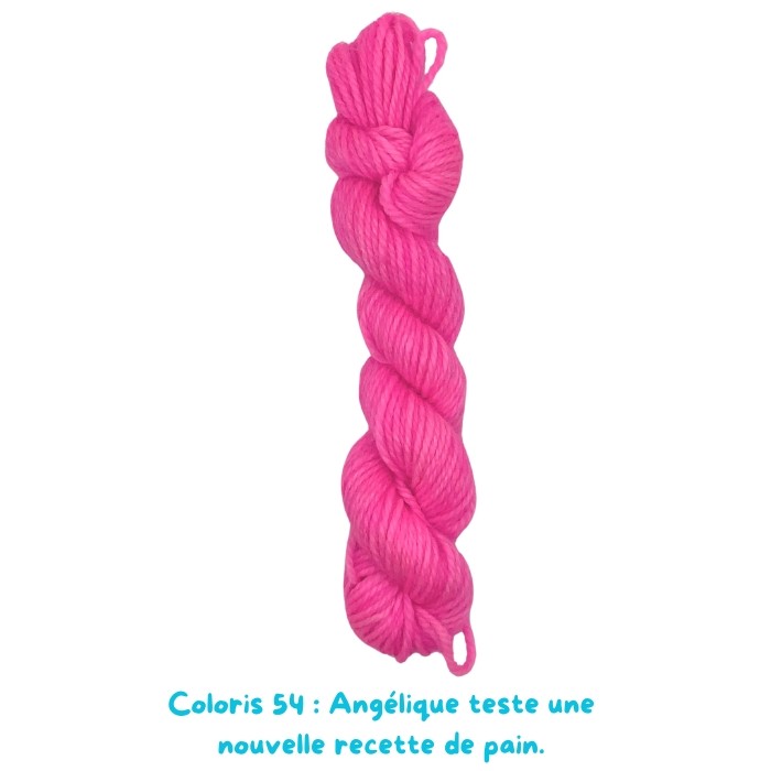 Coloris 54 : Angélique teste une  nouvelle recette de pain.