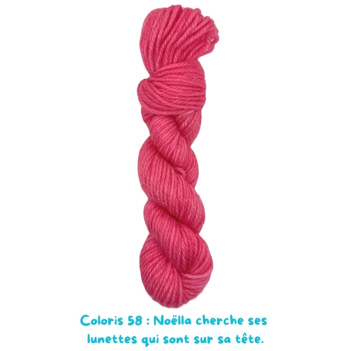 Coloris 58 : Noëlla cherche ses  lunettes qui sont sur sa tête.