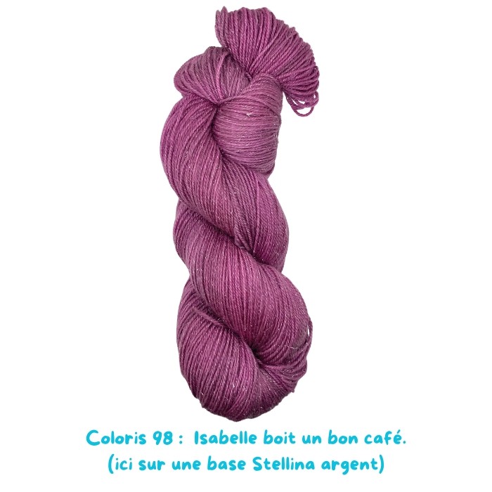 Coloris 98 :  Isabelle boit un bon café. 
