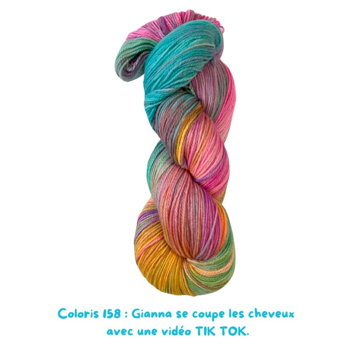 Coloris 158 : Gianna se coupe les cheveux  avec une vidéo TIK TOK.