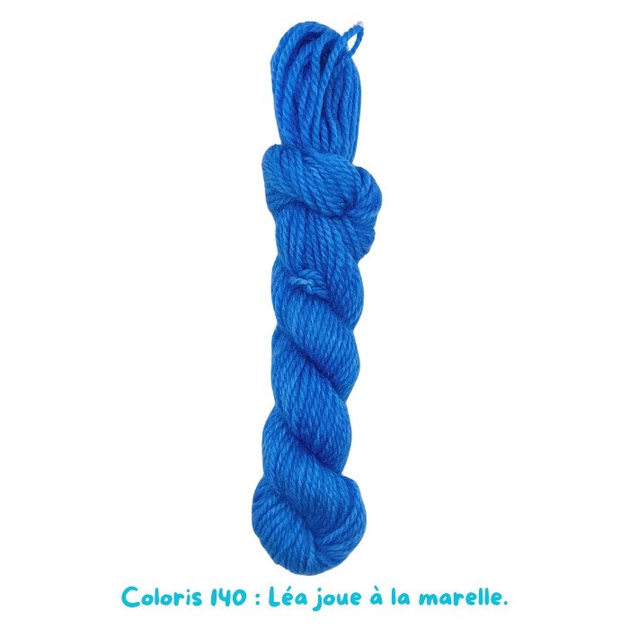 Coloris 140 : Léa joue à la marelle. 