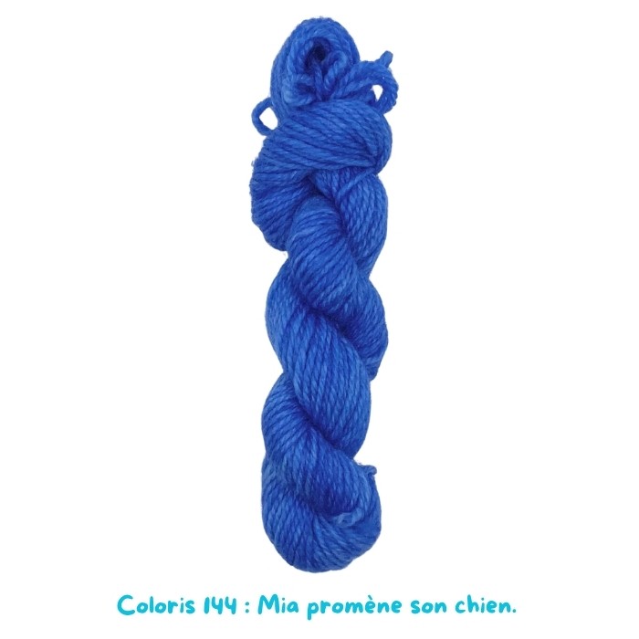 Coloris 144 : Mia promène son chien. 