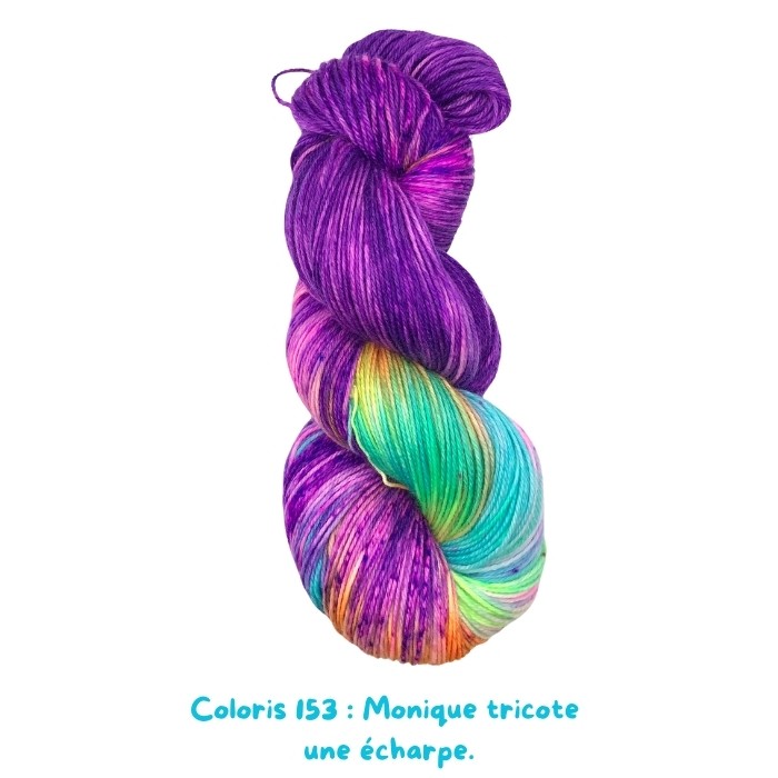 Coloris 153 : Monique tricote une écharpe. 