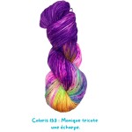 Coloris 153 : Monique tricote une écharpe. 