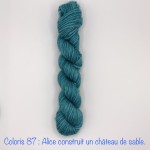 Coloris 87 : Alice construit un château de sable. 