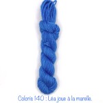 Coloris 140 : Léa joue à la marelle. 