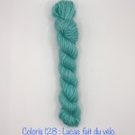 Coloris 128 : Lucas fait du vélo.