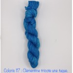 Coloris 117 : Clémentine tricote une tuque.